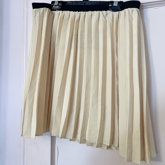 Willow & Clay Pleated Mini Skirt Size L NWT - Picture 2 of 6